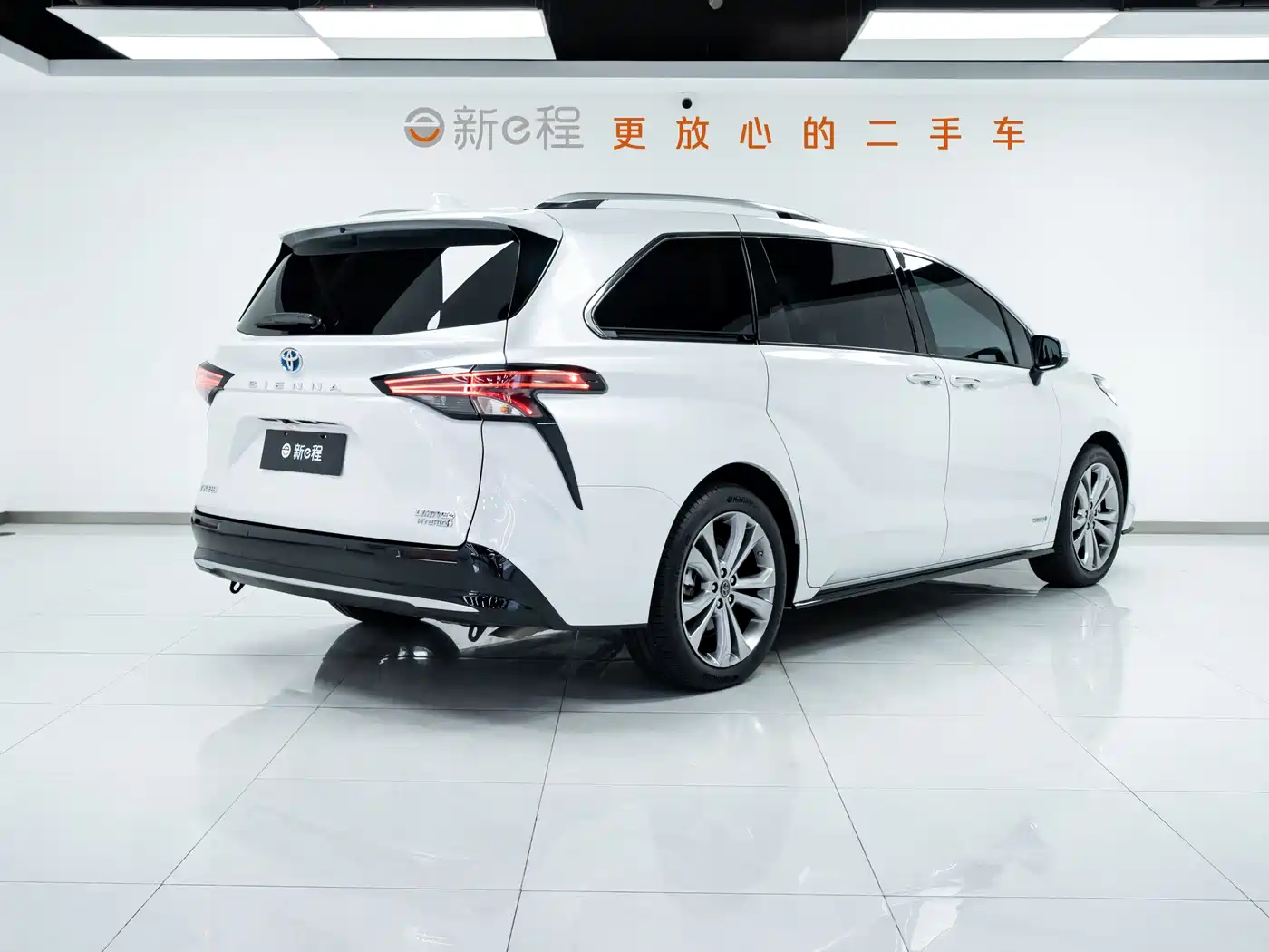 Toyota Sienna 2023 2.5L Hybrid Premium Edition фото 6