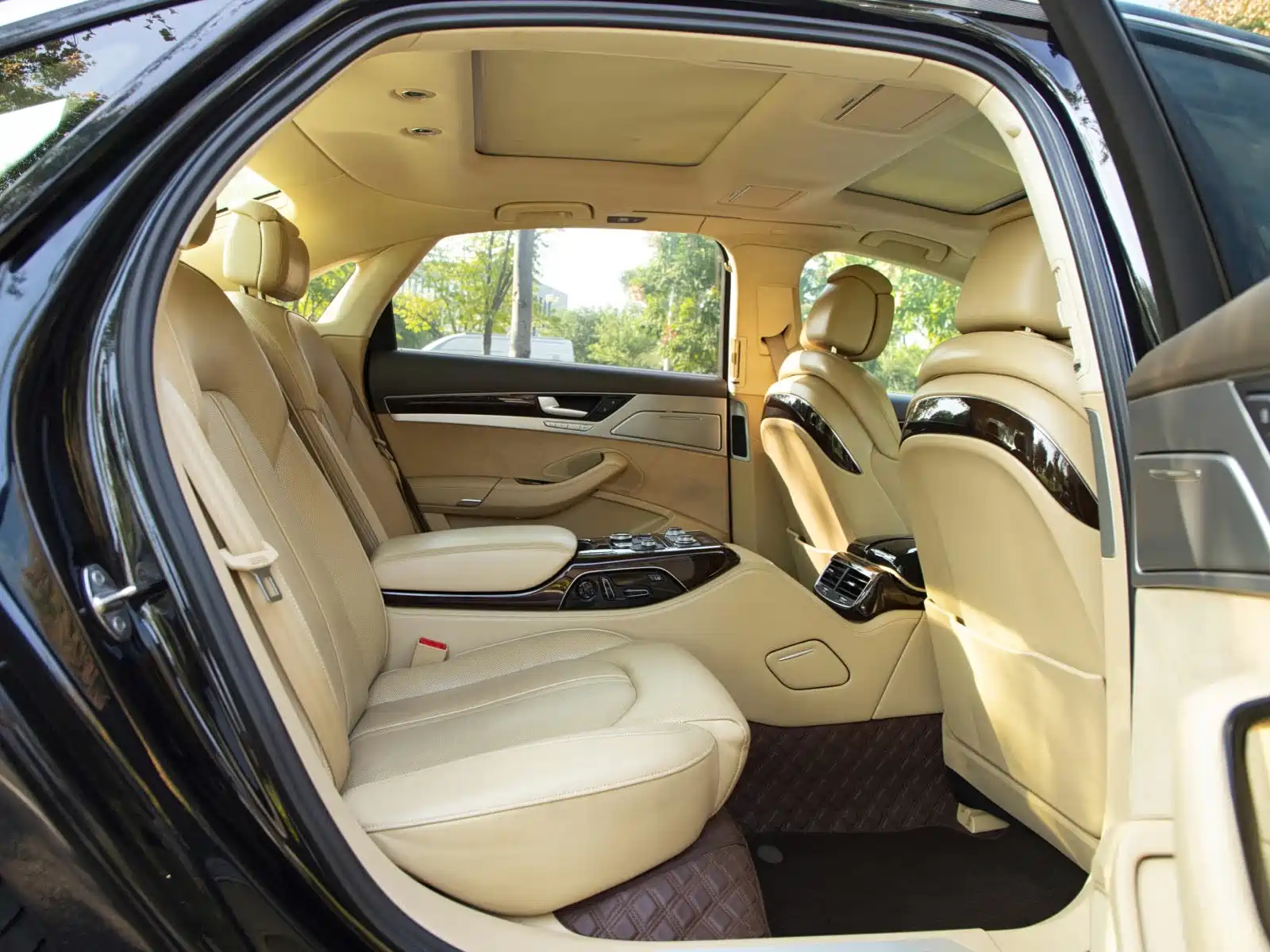 Photo 13 - Audi A8
