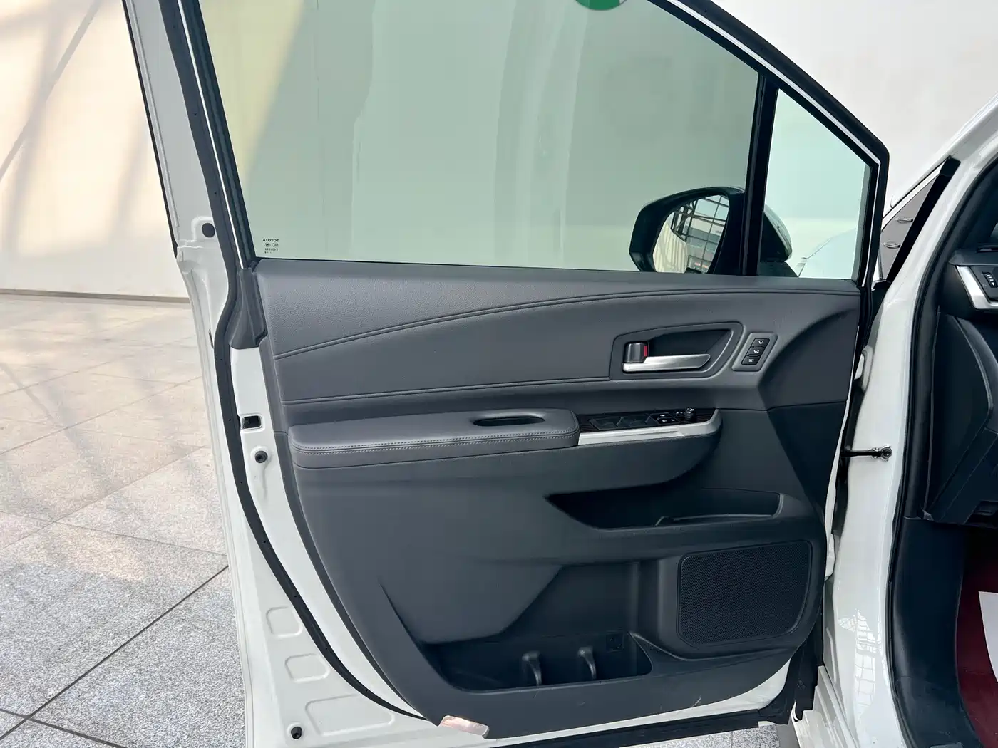 Toyota Granvia 2024 2.5L Hybrid Premium PLUS фото 19
