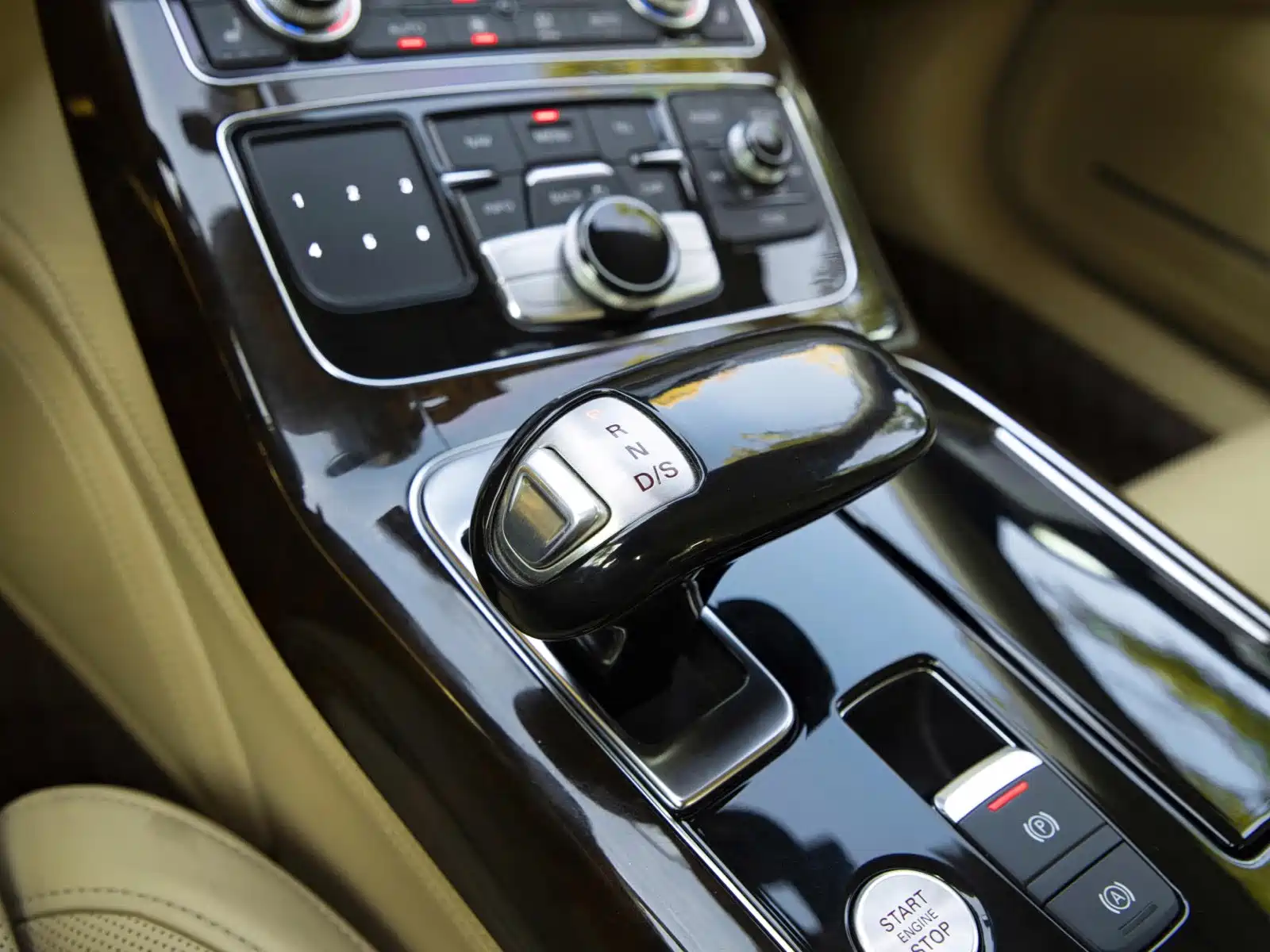 Photo 24 - Audi A8