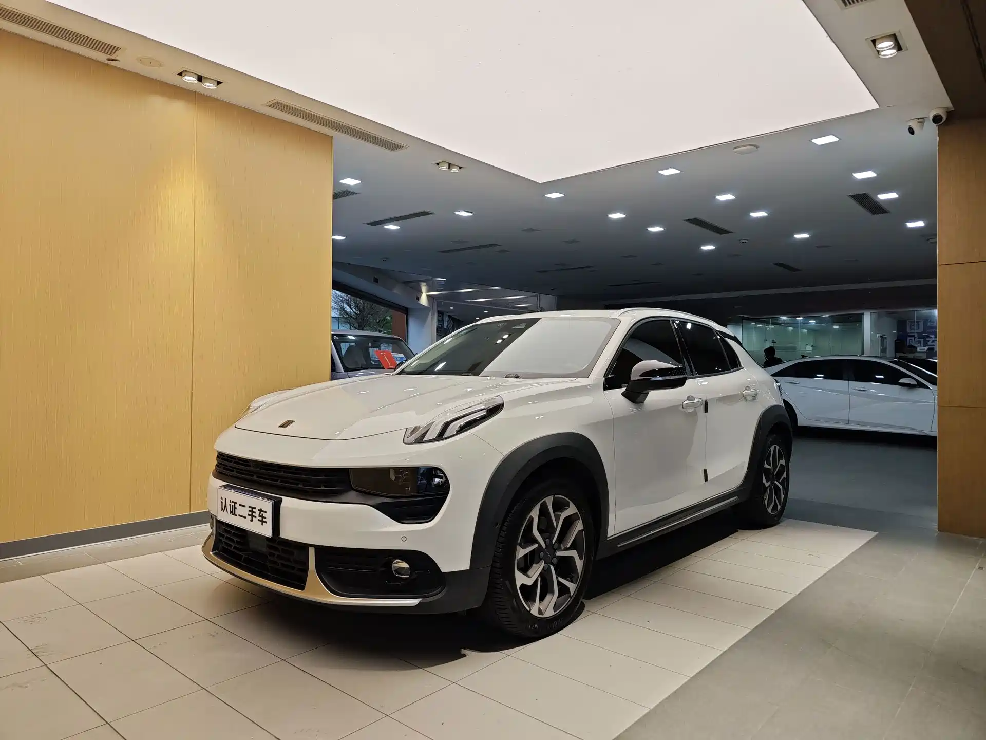Фото 1 - Lynk & Co 02