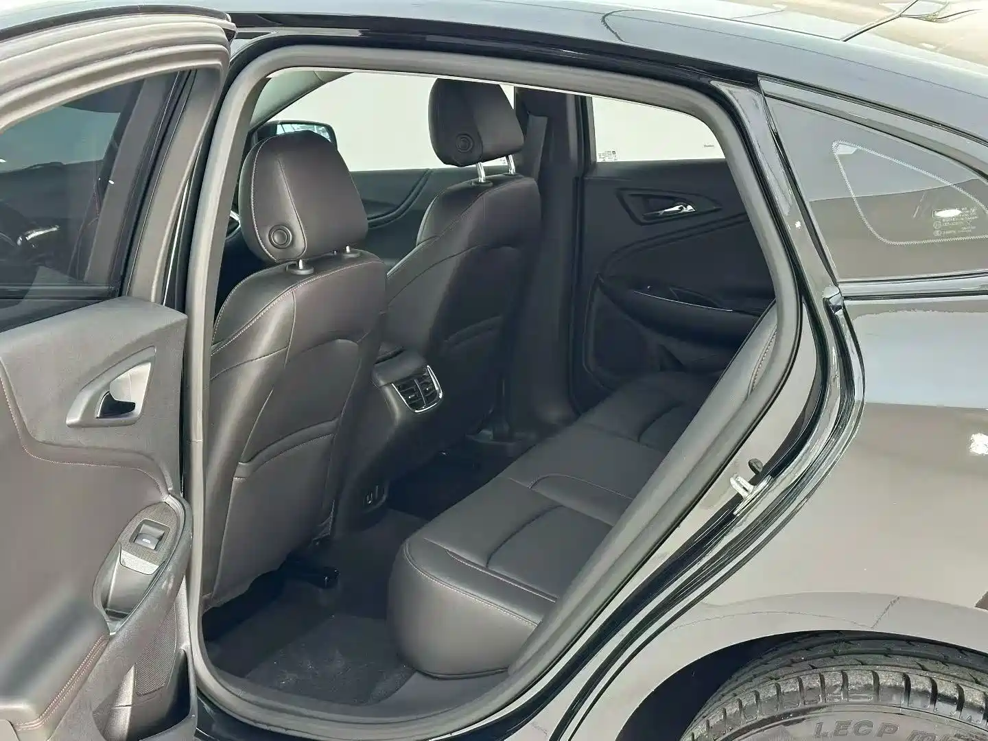 Photo 6 - Chevrolet Malibu XL