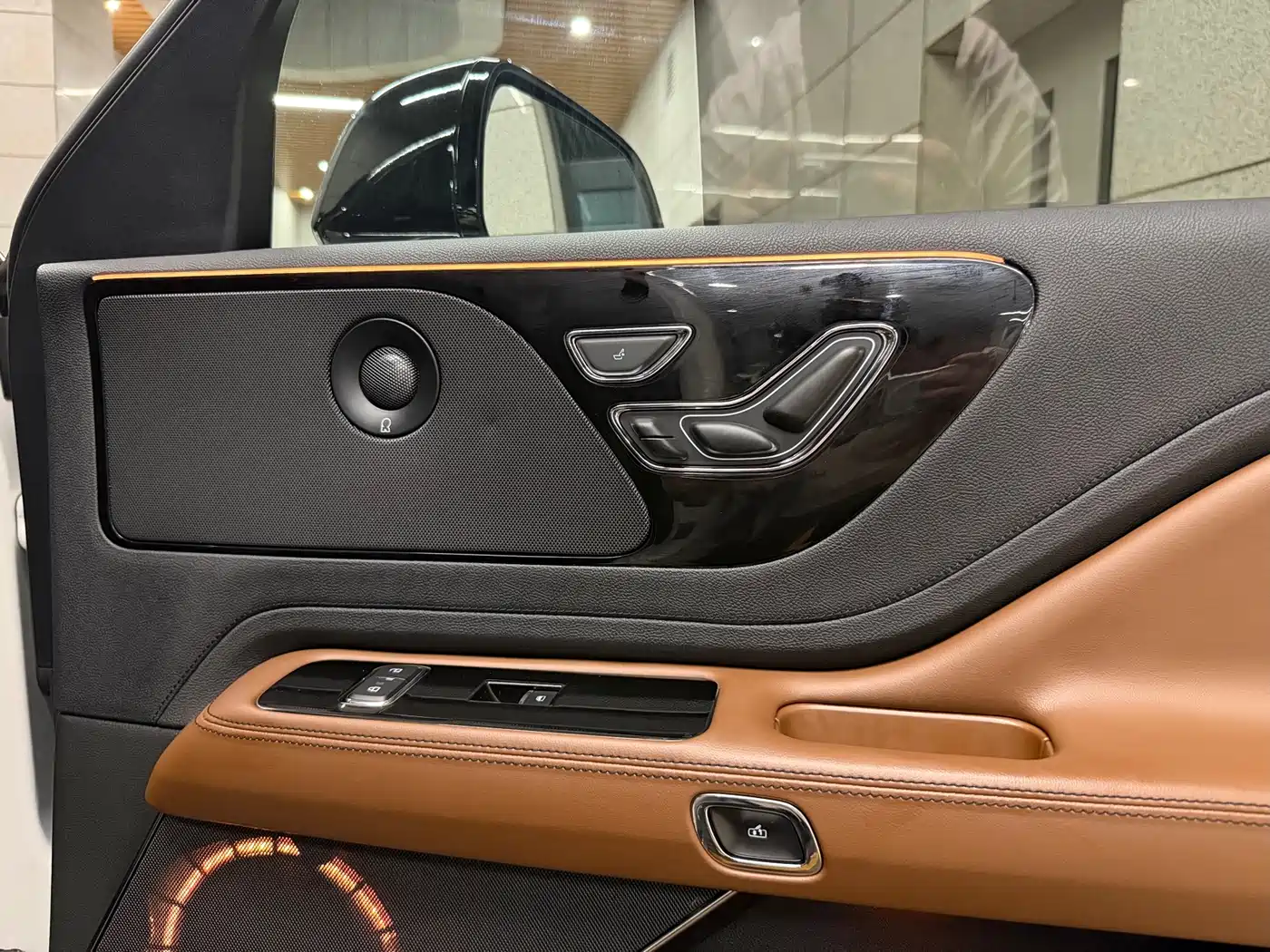 Photo 6 - Lincoln Aviator