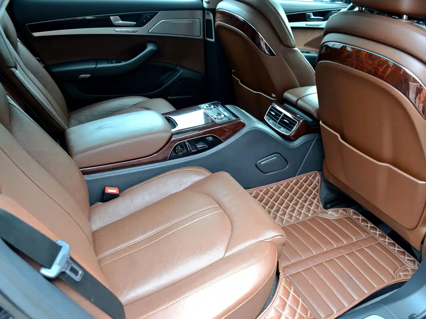Фото 11 - Audi A8