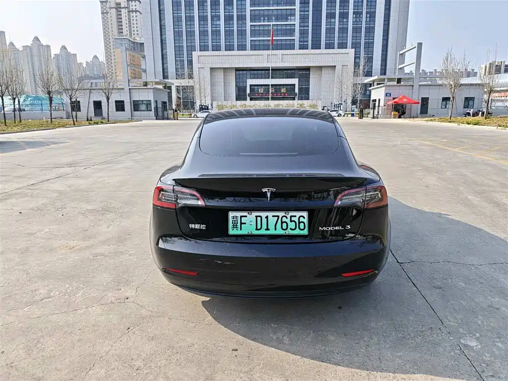 TESLA MODEL 3