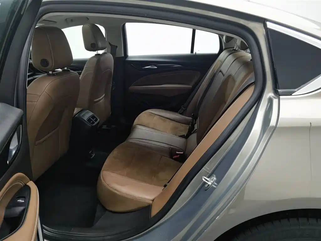 Photo 15 - Buick Regal