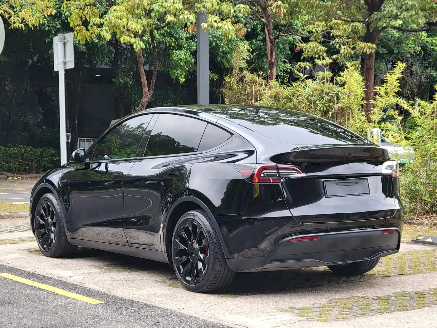 TESLA MODEL Y