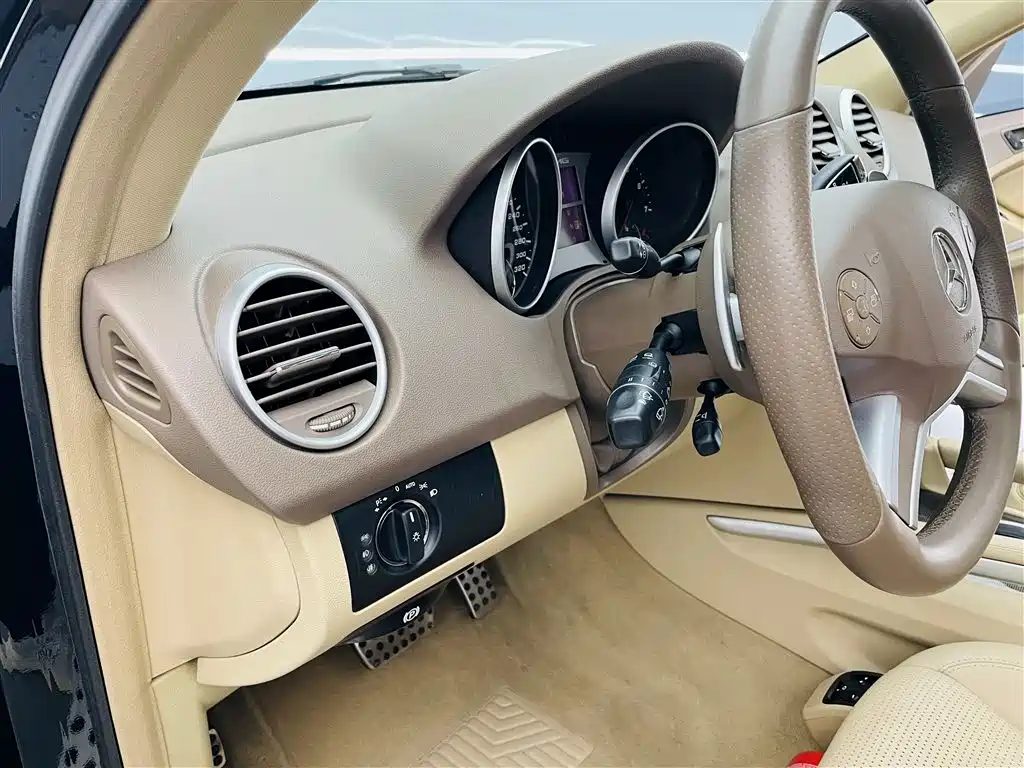 Mercedes-Benz M-Class AMG 2011 AMG ML 63 фото 13