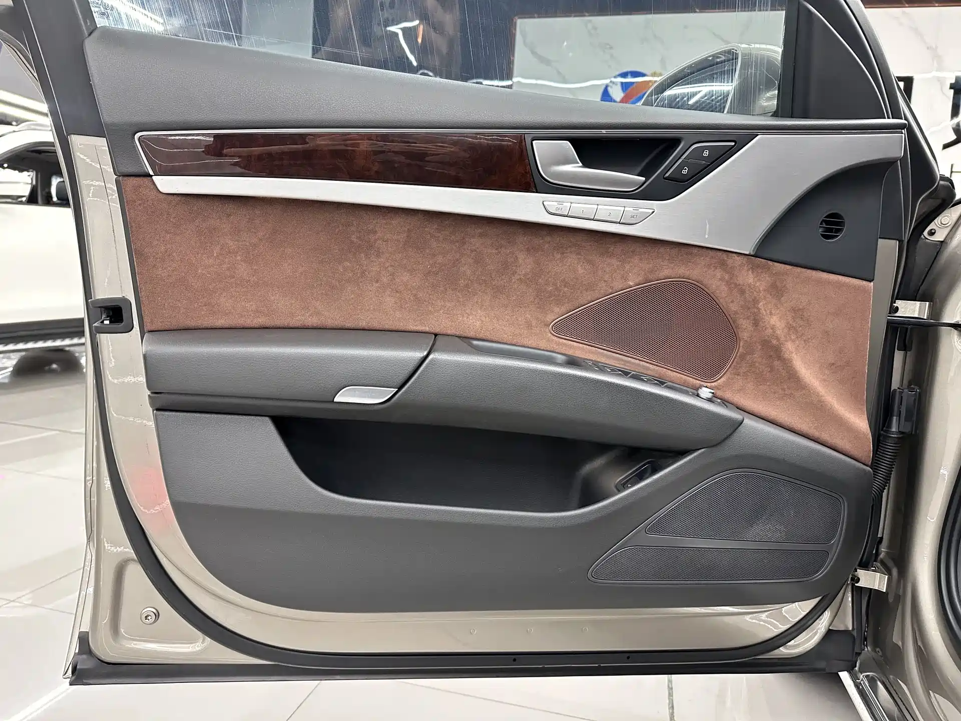 Photo 10 - Audi A8