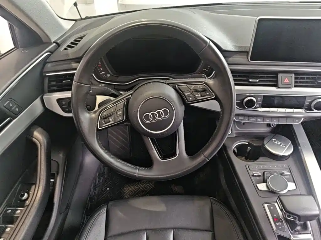 Фото 15 - Audi A4L
