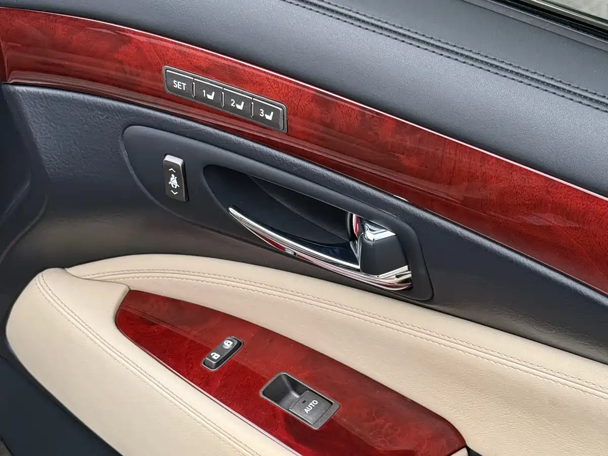 Lexus LS 2010 600hL фото 23