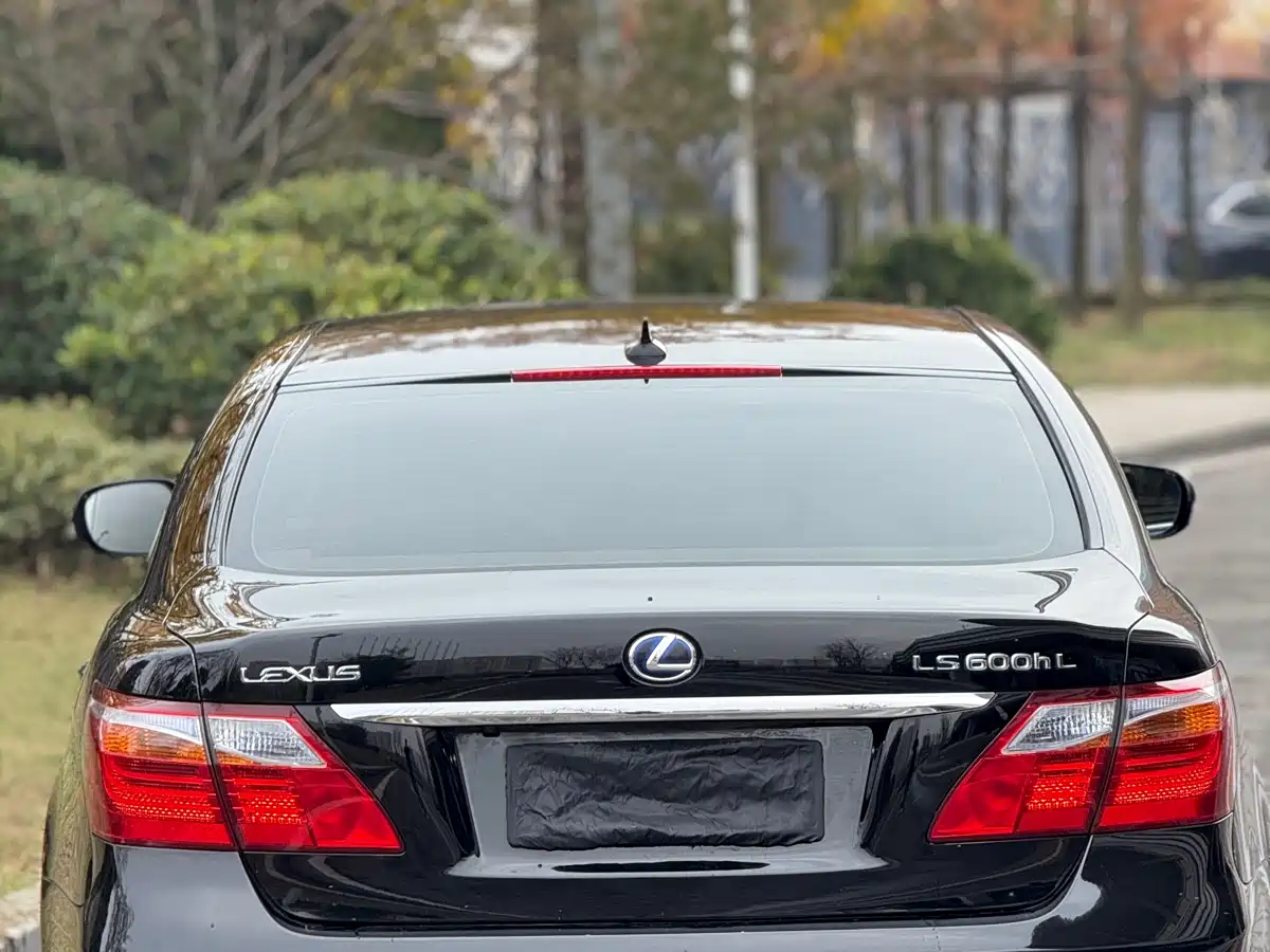 Lexus LS 2010 600hL фото 7