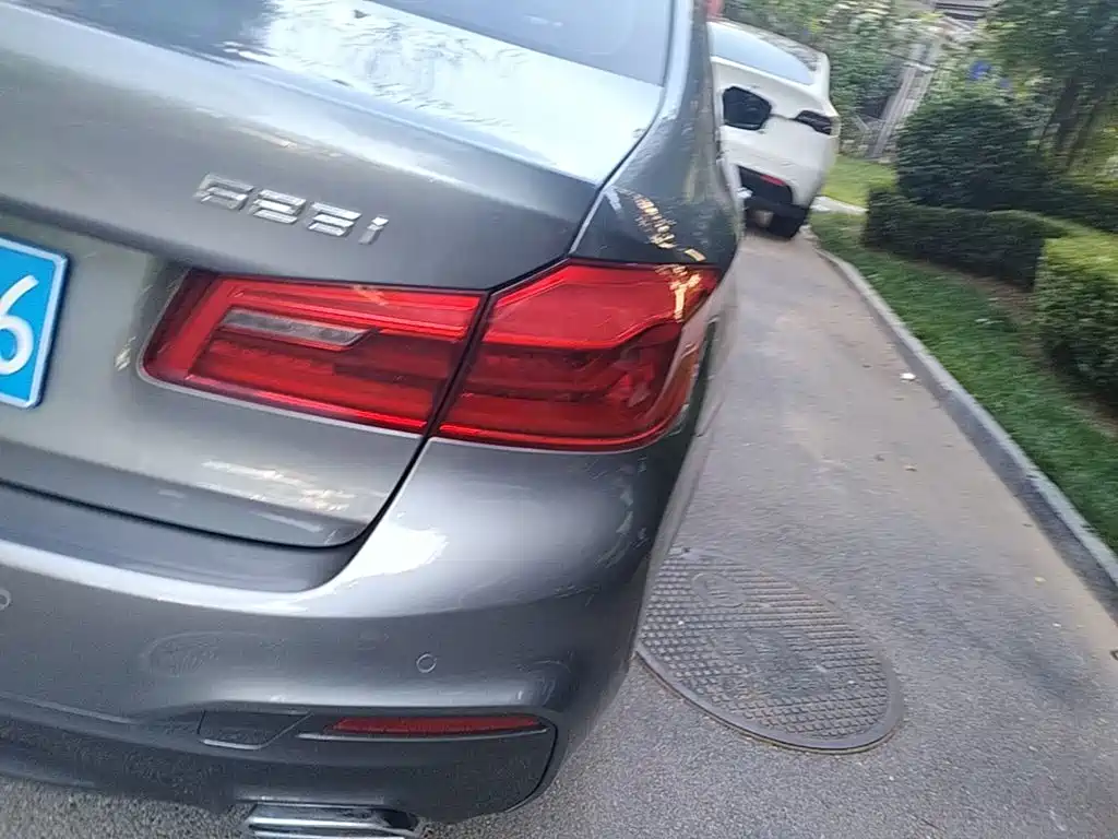 Photo 8 - BMW 5 Series (Import)