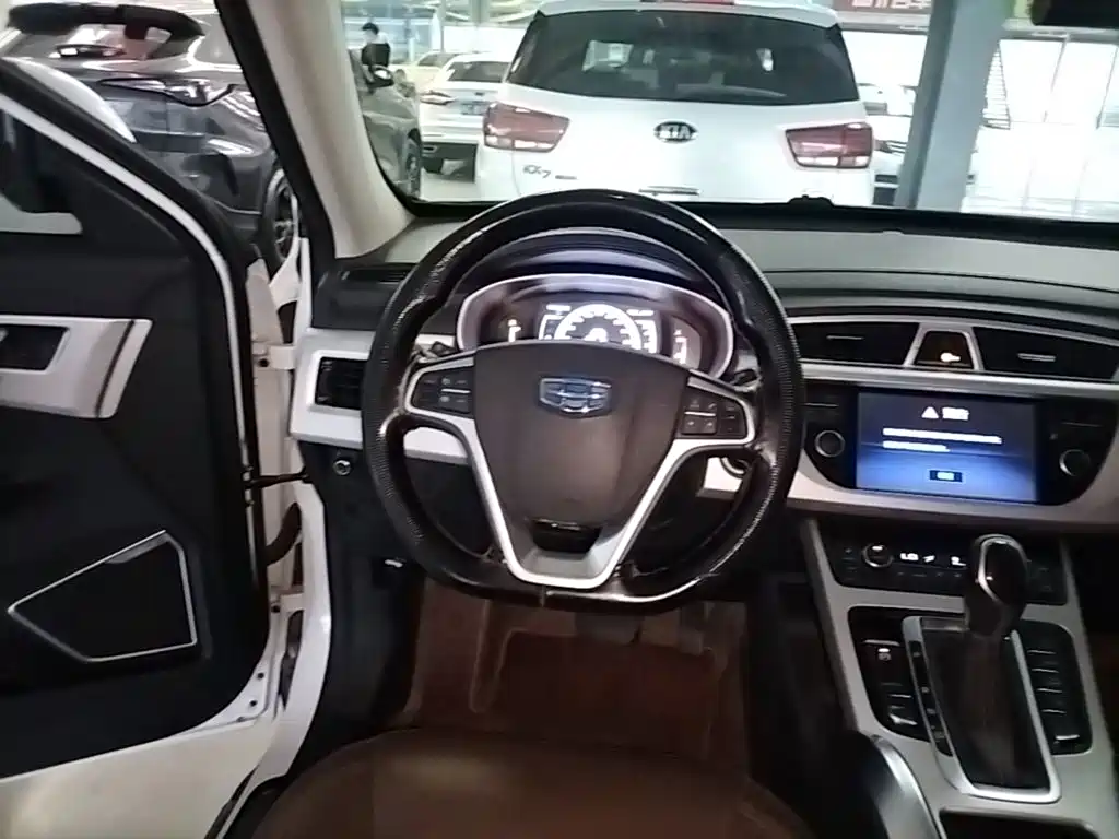 Фото 11 - Geely Atlas