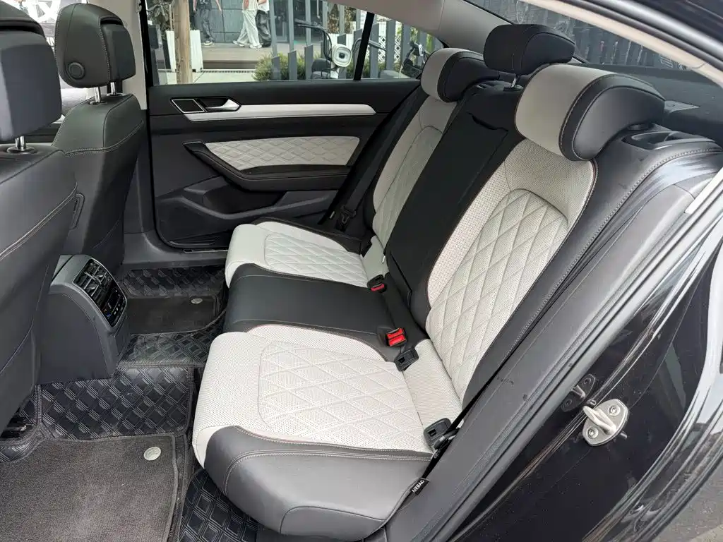 Volkswagen Magotan 2025 2024 2 Million Units Public Sharing Edition 330TSI DSG Luxury