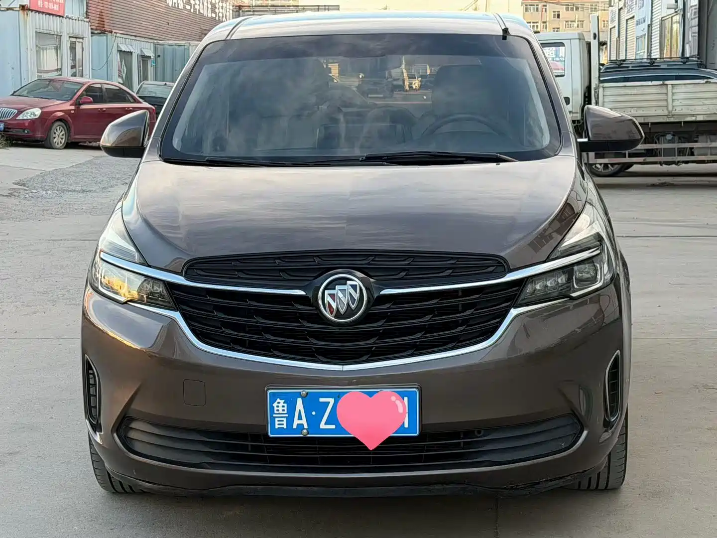 Photo 2 - Buick GL8