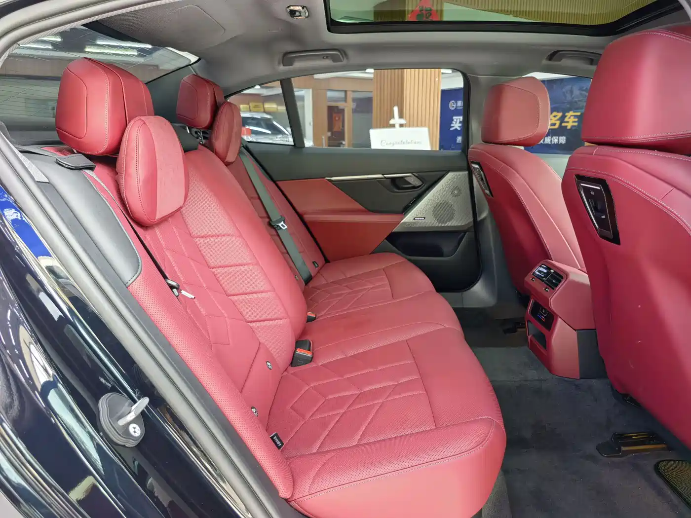 BMW 5 Series 2025 530Li Leading M Sport Package фото 9