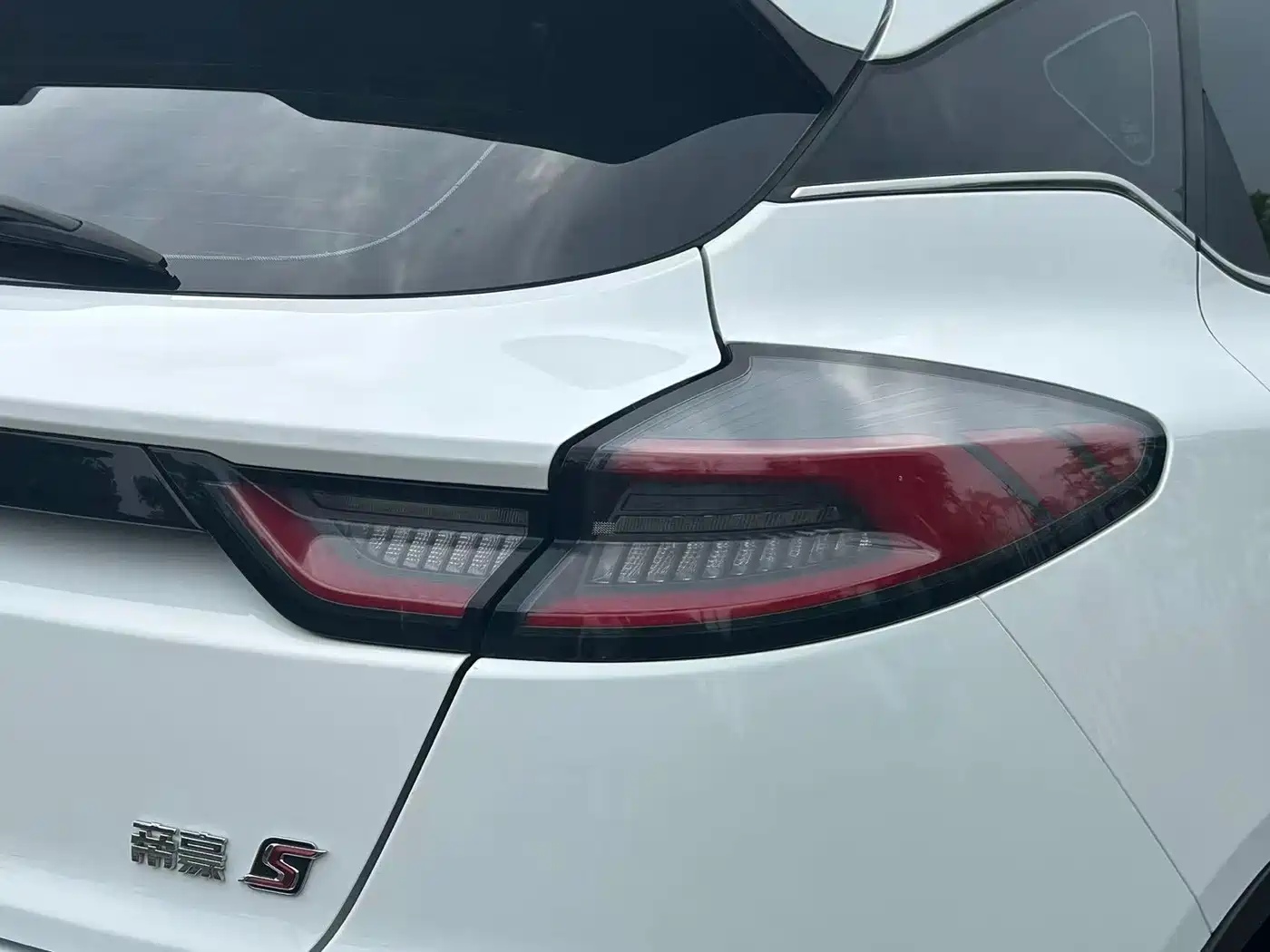 Geely Emgrand S 2022 2022 1.4T CVT Crossover Player