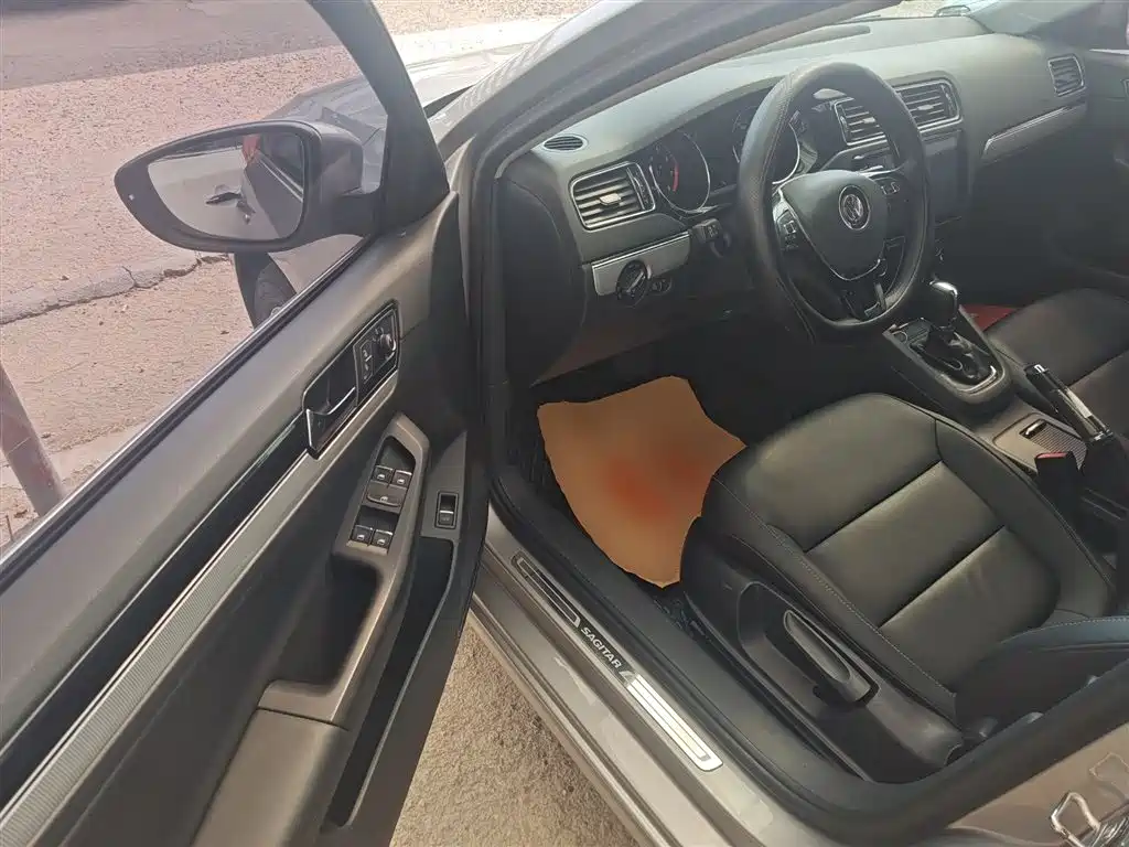 Volkswagen Sagitar 2018 1.6L Automatic Comfort фото 11