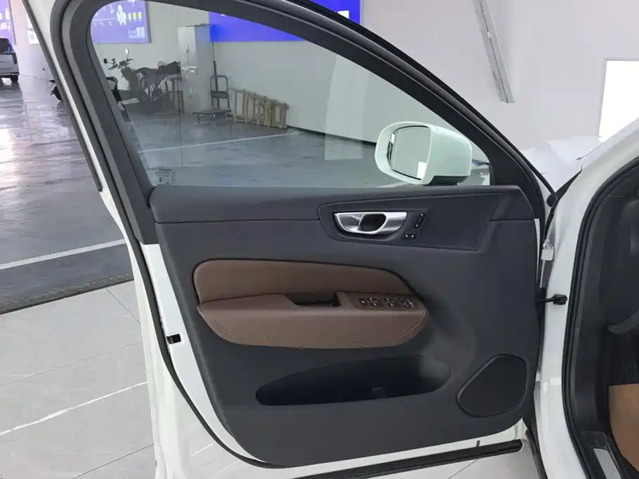 Volvo XC60 2025 2025 B5 AWD Smart Elite Luxury Edition