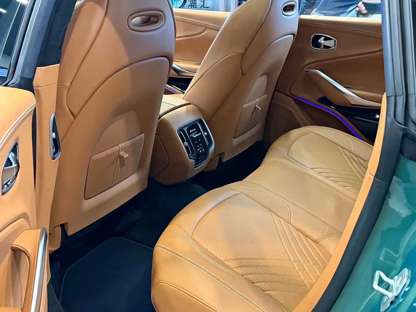 Aston Martin DBX 2023 2023 3.0T STRAIGHT-SIX