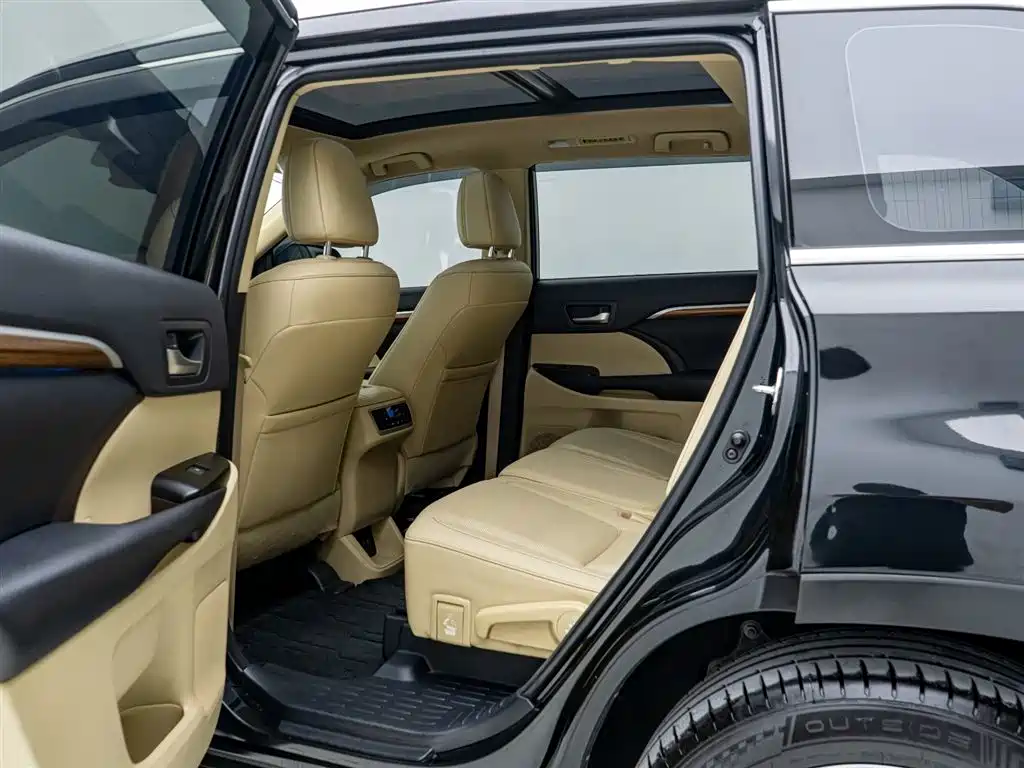 Photo 19 - Toyota Highlander