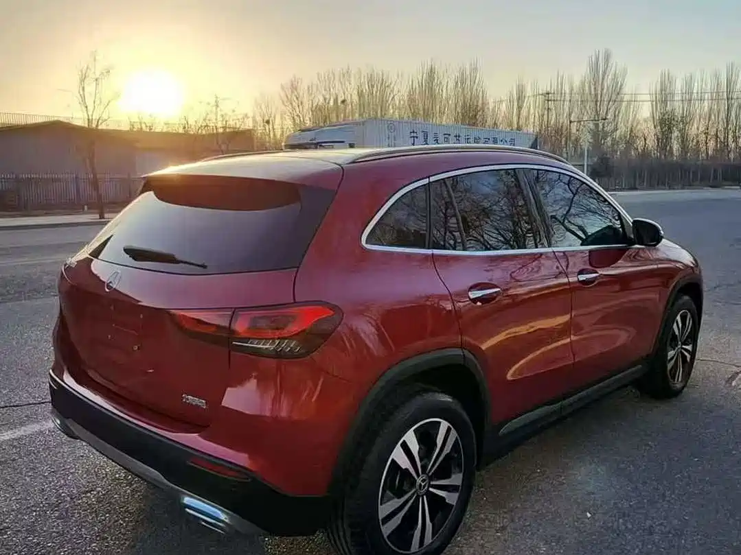 MERCEDES-BENZ GLA