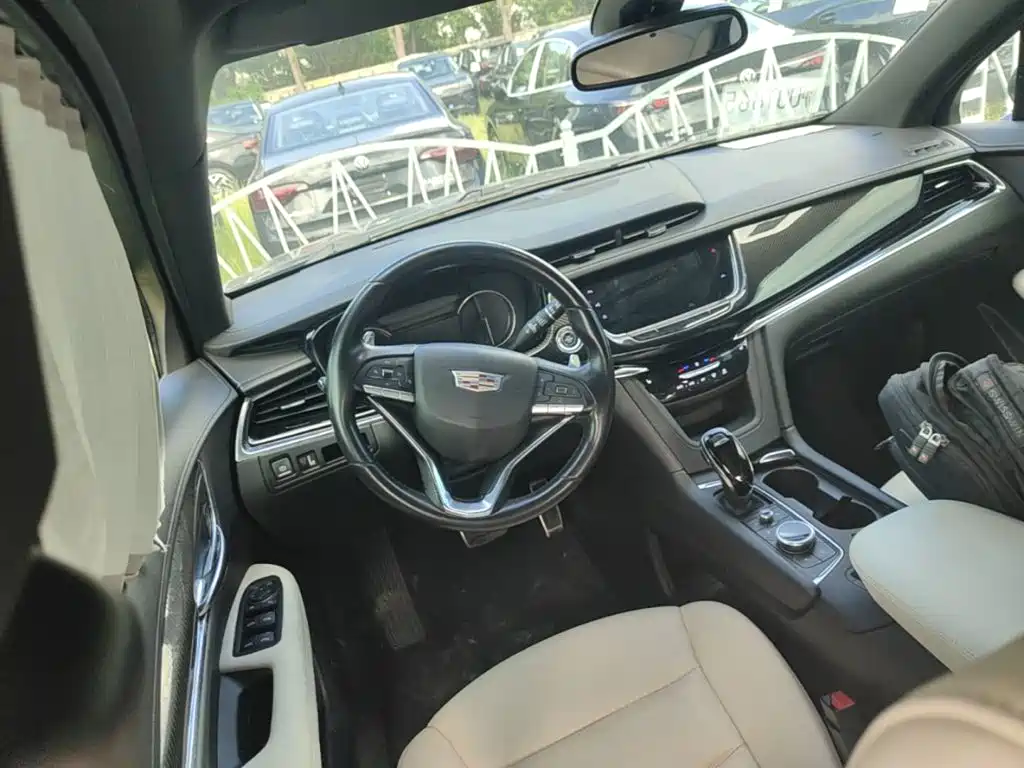 Фото 15 - Cadillac XT6