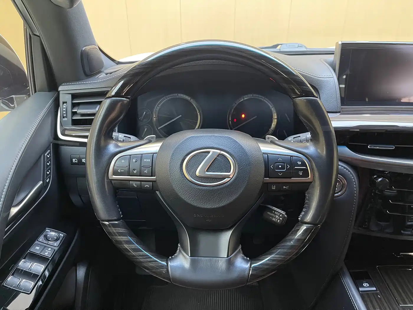 Фото 11 - Lexus LX
