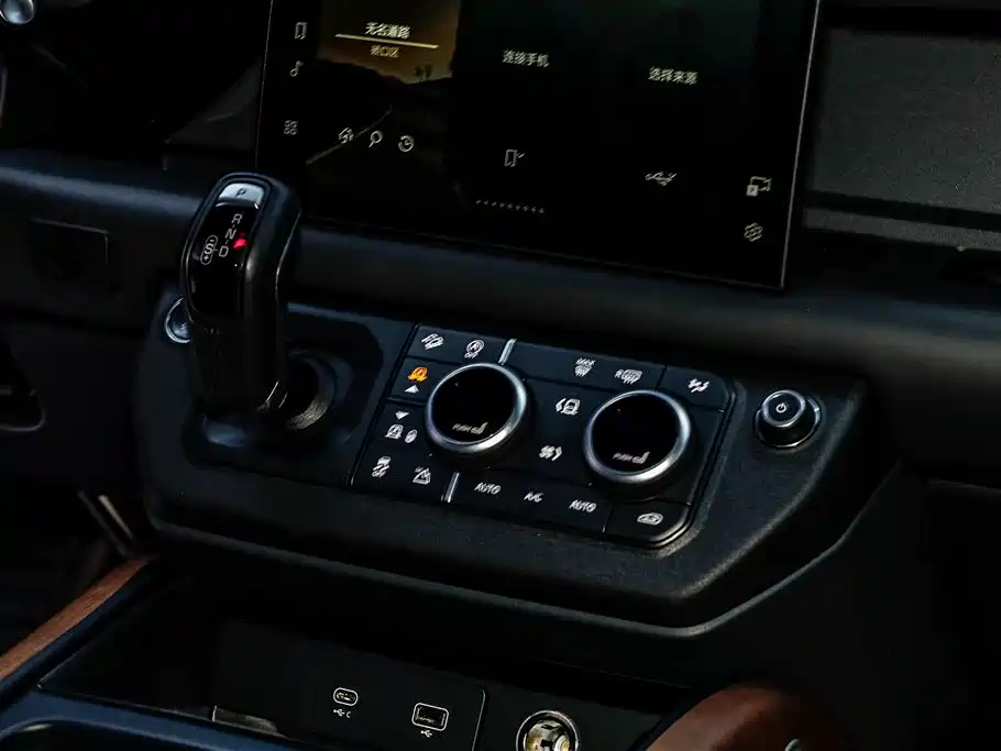 Land Rover Defender 2024 110 3.0T P400 X фото 28
