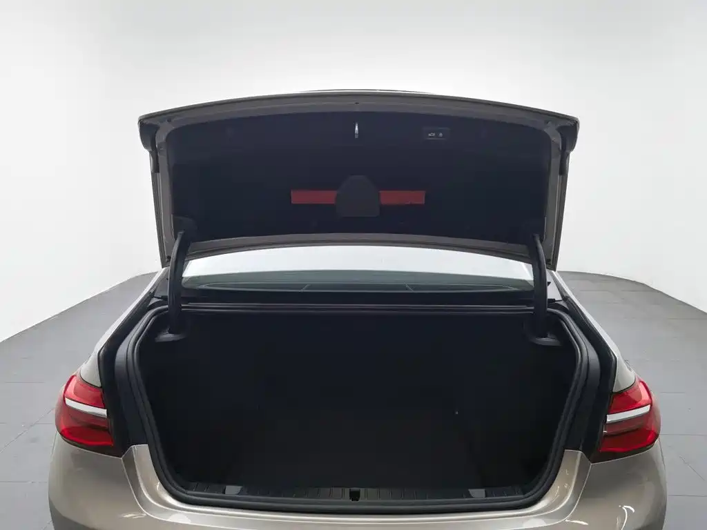 Photo 16 - BMW 7 Series