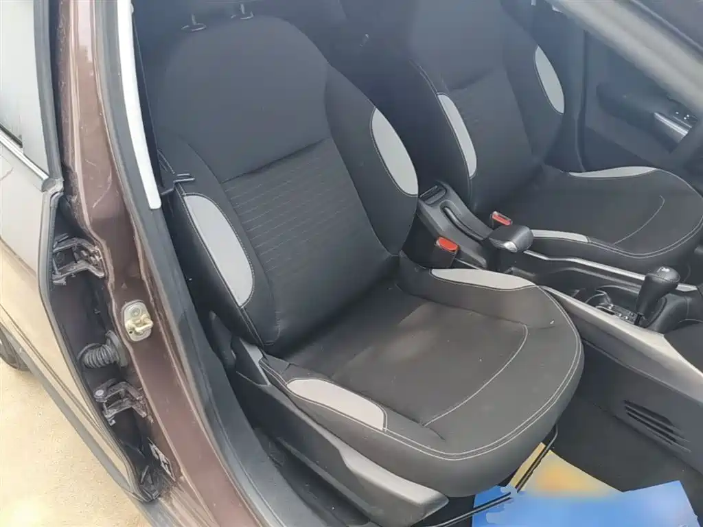 Peugeot 2008 2015 1.6L Automatic Cool Edition фото 25