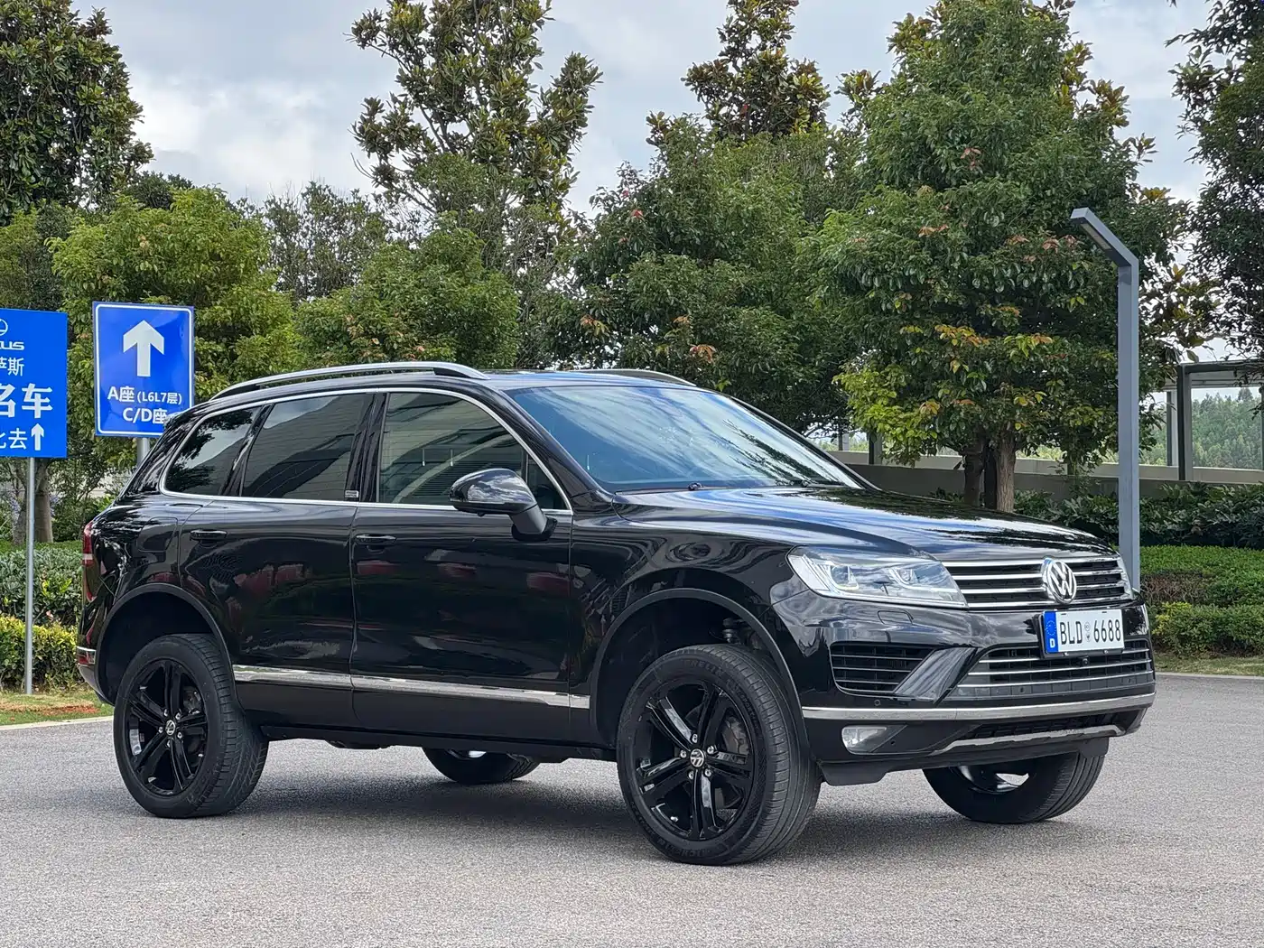 Фото 1 - Volkswagen Touareg