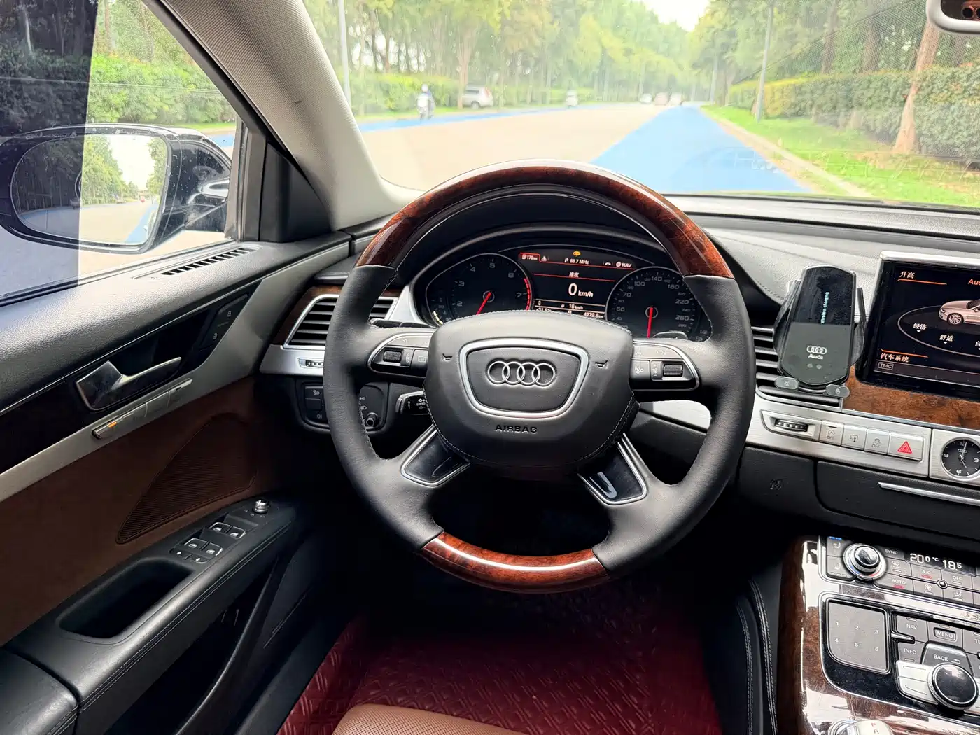 Фото 9 - Audi A8