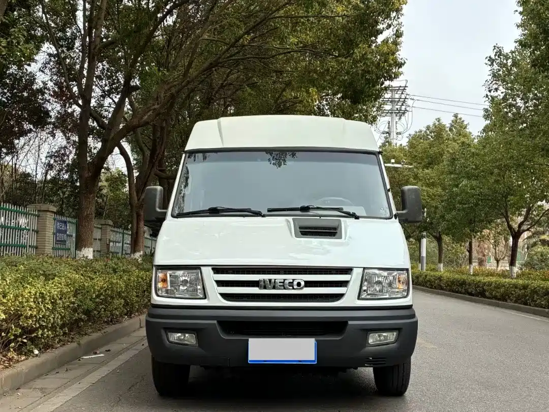 Iveco Daily 2017 2017 Model 2.5T A35 Bus 5-7 Seats 47Z5