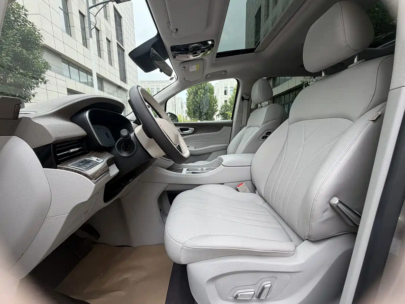 Roewe iMAX8 EV 2025 2026 1.5T DMH High-End Edition