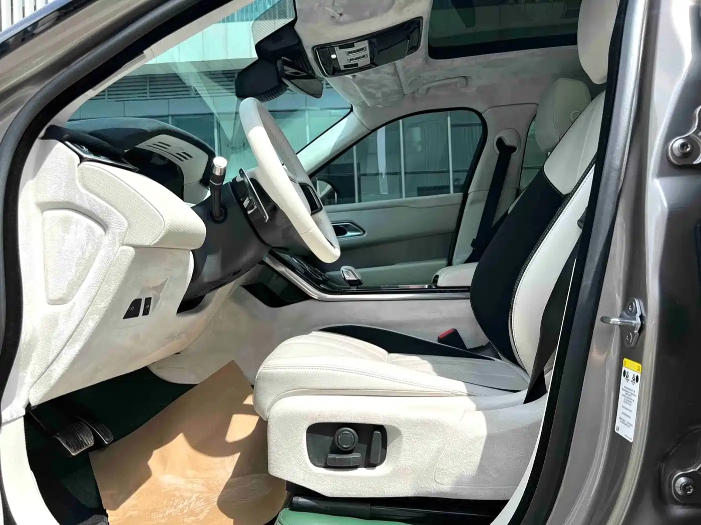 Land Rover Range Rover Velar 2021 P250 Gloss Black Collector's Edition фото 4