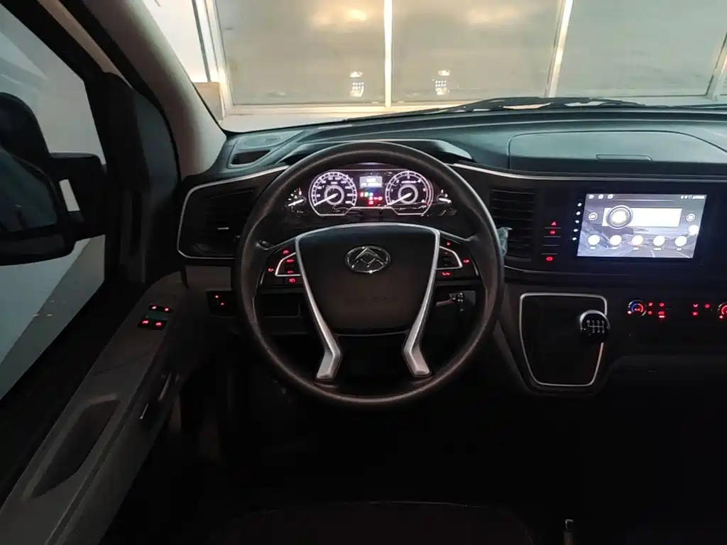 SAIC Maxus Xintu V80 2025 2025 Value Edition Aoyun 2.0T Manual Short Wheelbase Medium Roof 127Ps 5/6-seater