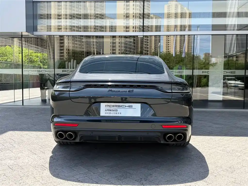 Photo 4 - Porsche Panamera