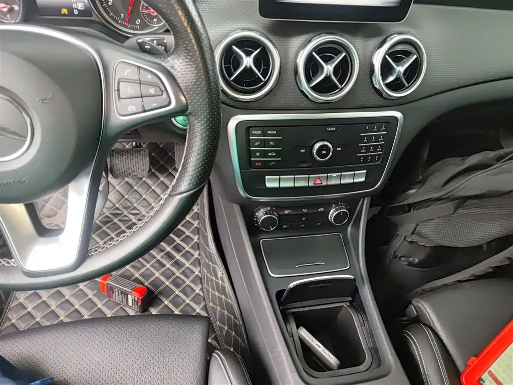 Mercedes-Benz GLA 2018 GLA 200 Dynamic фото 11