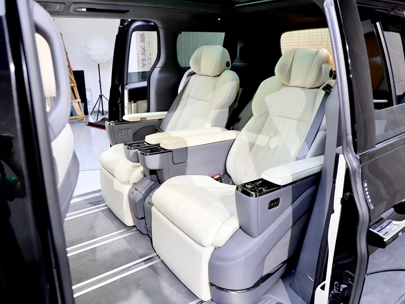 ZEEKR 009 2025 2024 6-seat Executive AWD 108kWh
