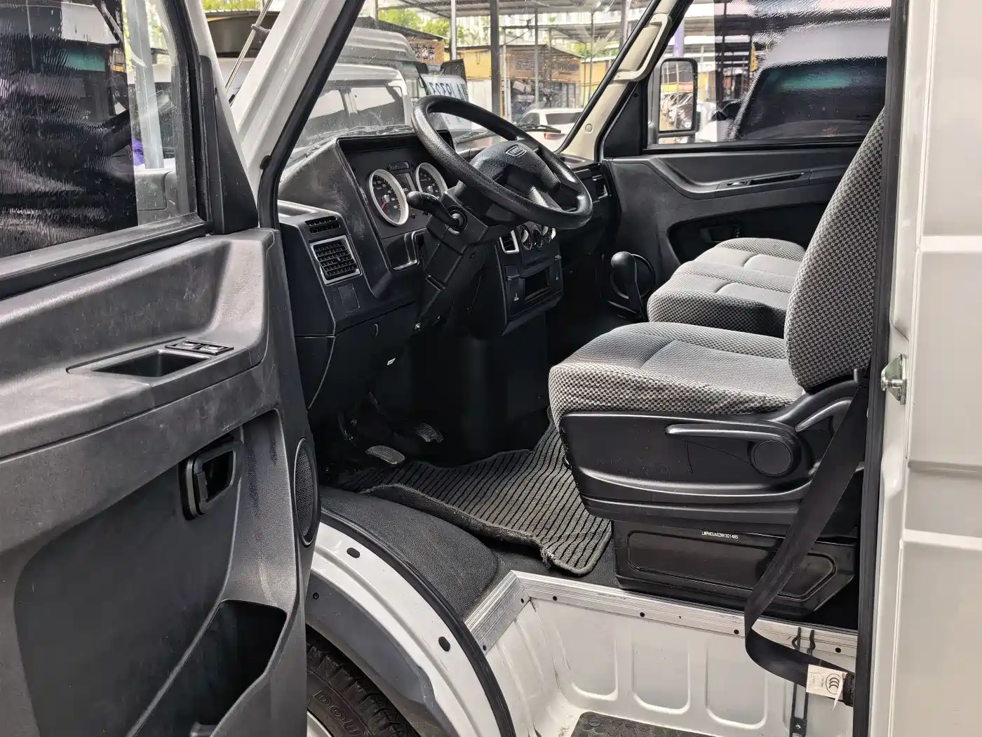 Iveco Daily 2023 2023 2.5T A35M1 Short Wheelbase Medium Roof Dual Tire Manual Door 5-9 Seater