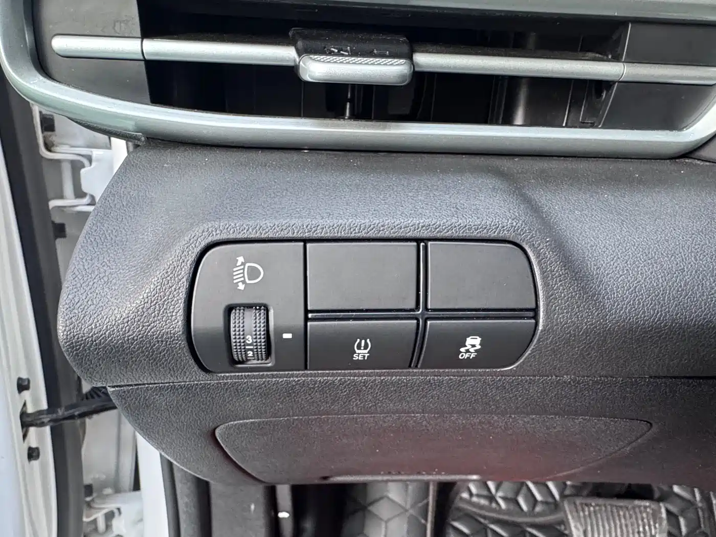 Hyundai Elantra 2023 Model 1.5L CVT LUX Premium Edition фото 19