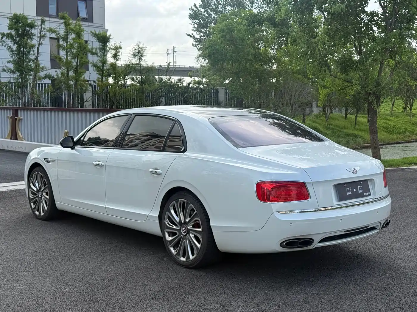 Фото 4 - Bentley Flying Spur