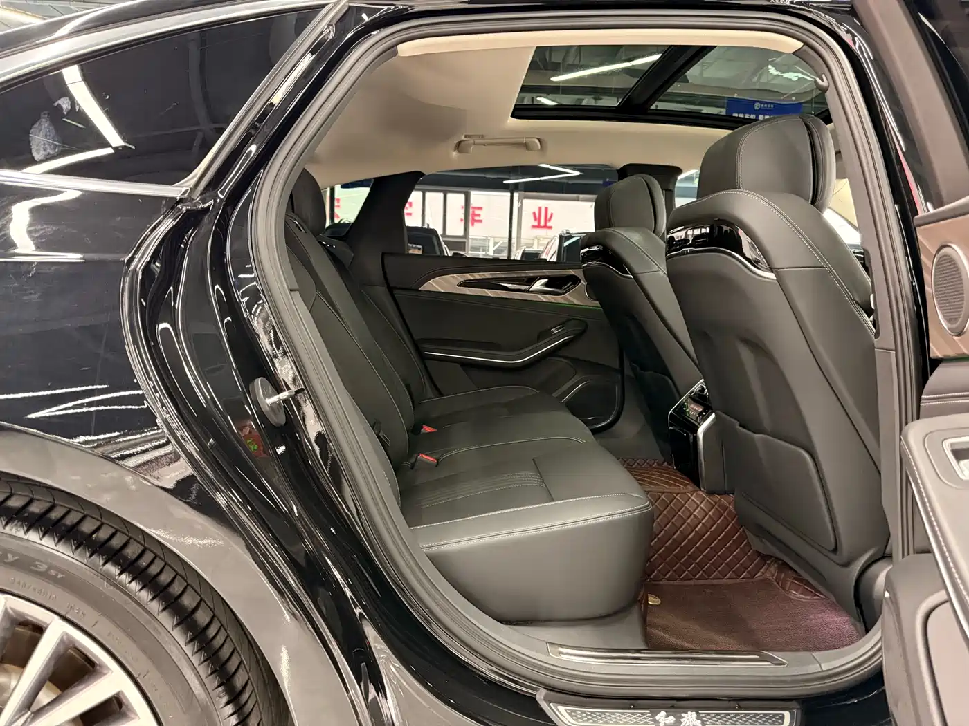 Hongqi H9 2022 2.0T Smart Connect Flag Enjoy Edition фото 12