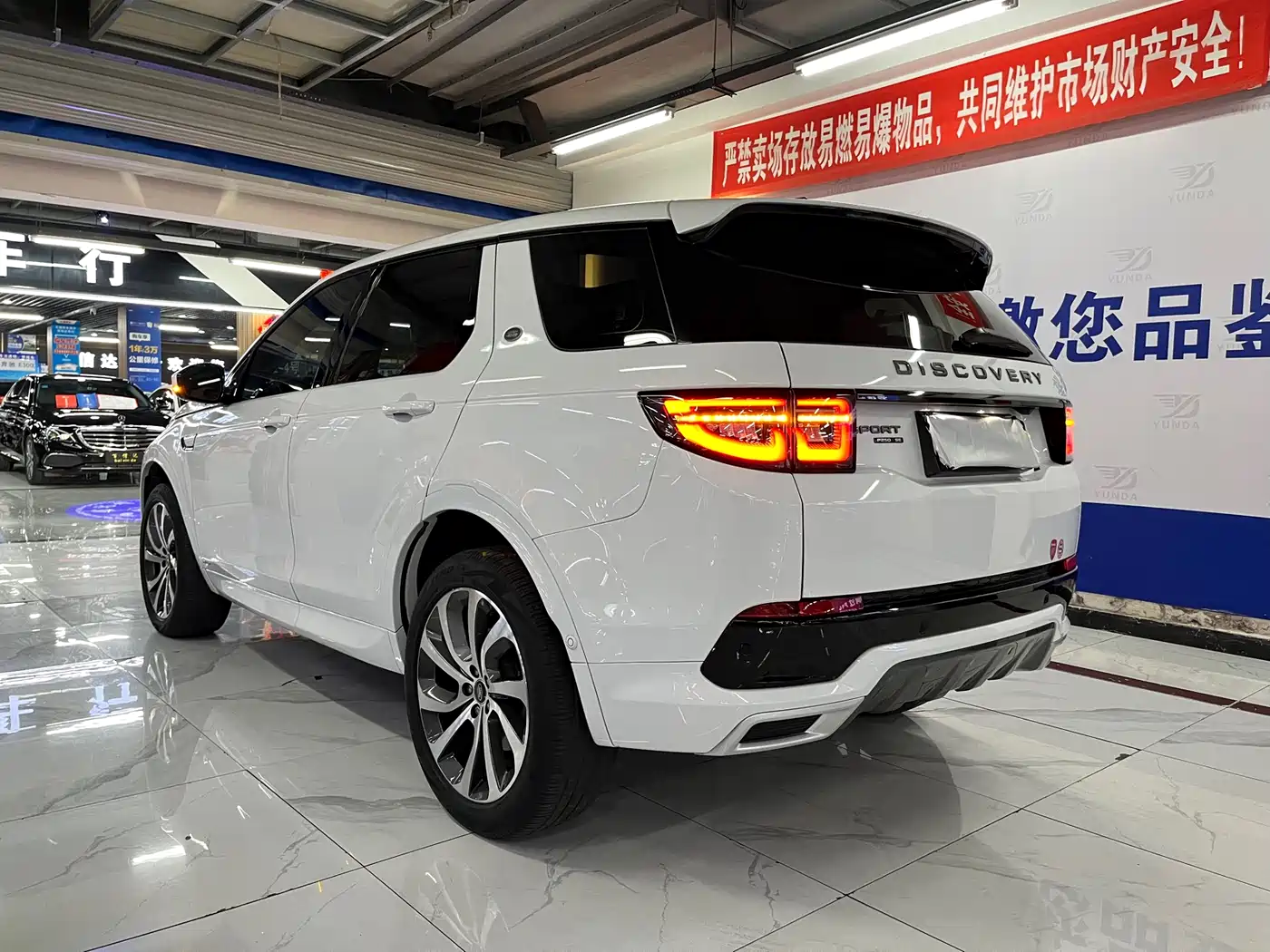 Land Rover Discovery Sport 2020 249PS R-Dynamic Performance Tech 7-seater фото 3