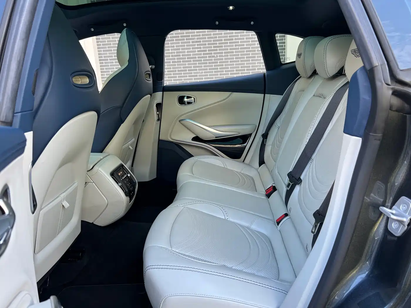 Aston Martin DBX 2024 2023 4.0T V8