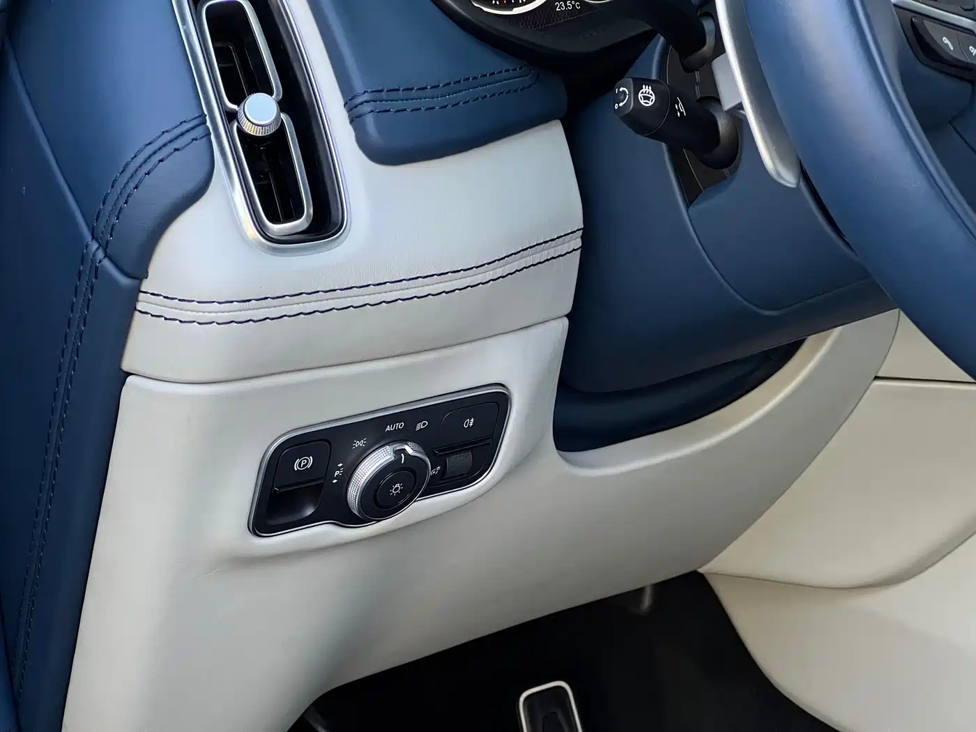 Aston Martin DBX 2024 2023 4.0T V8