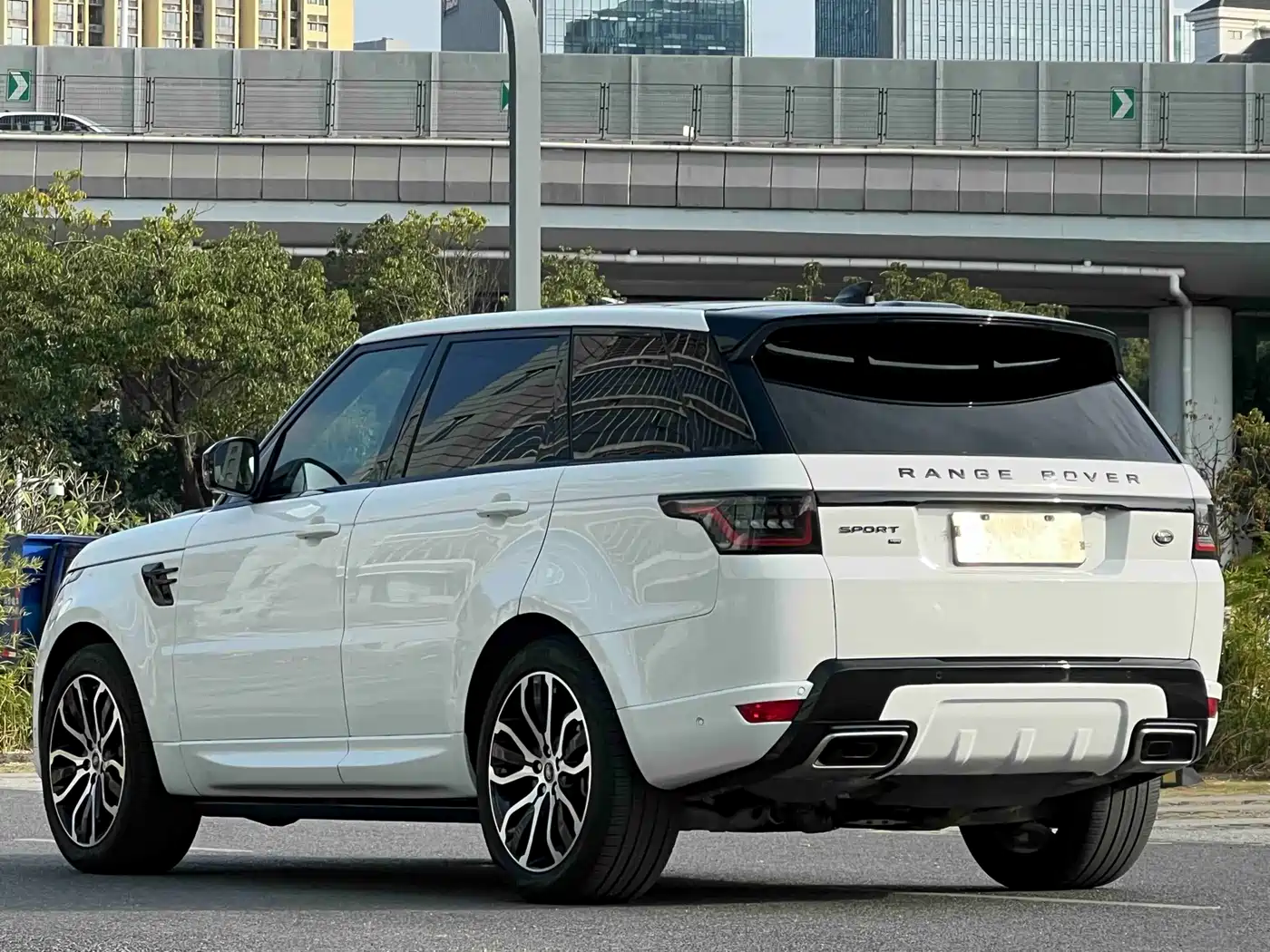 Land Rover Range Rover Sport 2021 3.0 L6 Gloss Black Edition фото 6