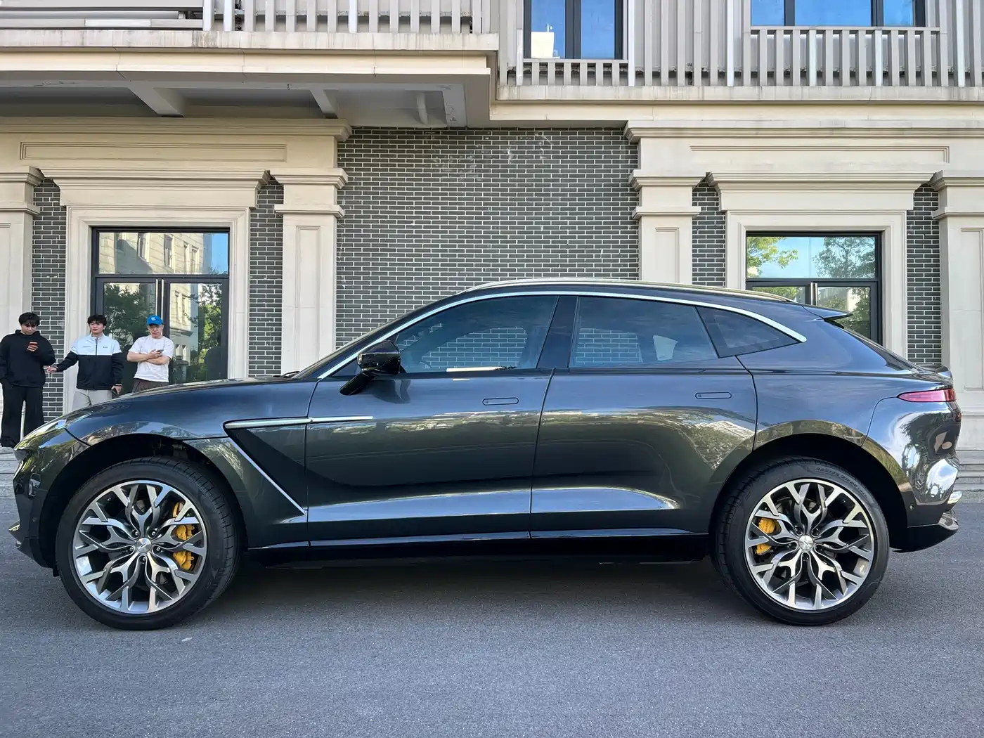 Aston Martin DBX 2024 2023 4.0T V8